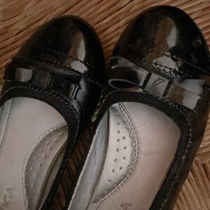 NÁUTICA patent leather ballet flats.